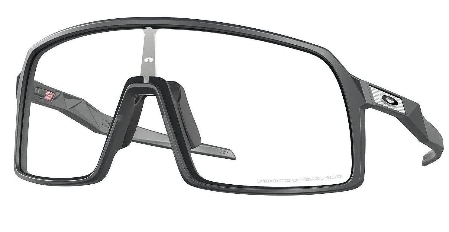 des lunettes Oakley Sutro - Matte Carbon/Clear Photochromic