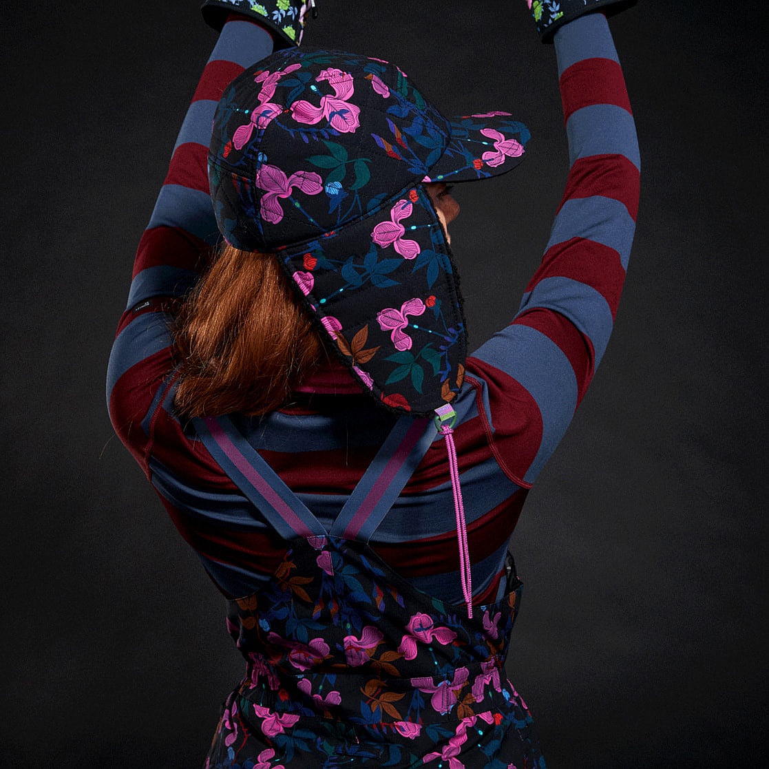šiltovka Roxy Roxy X Rowley Trapper - KVJ6/True Black Darkreds Floral