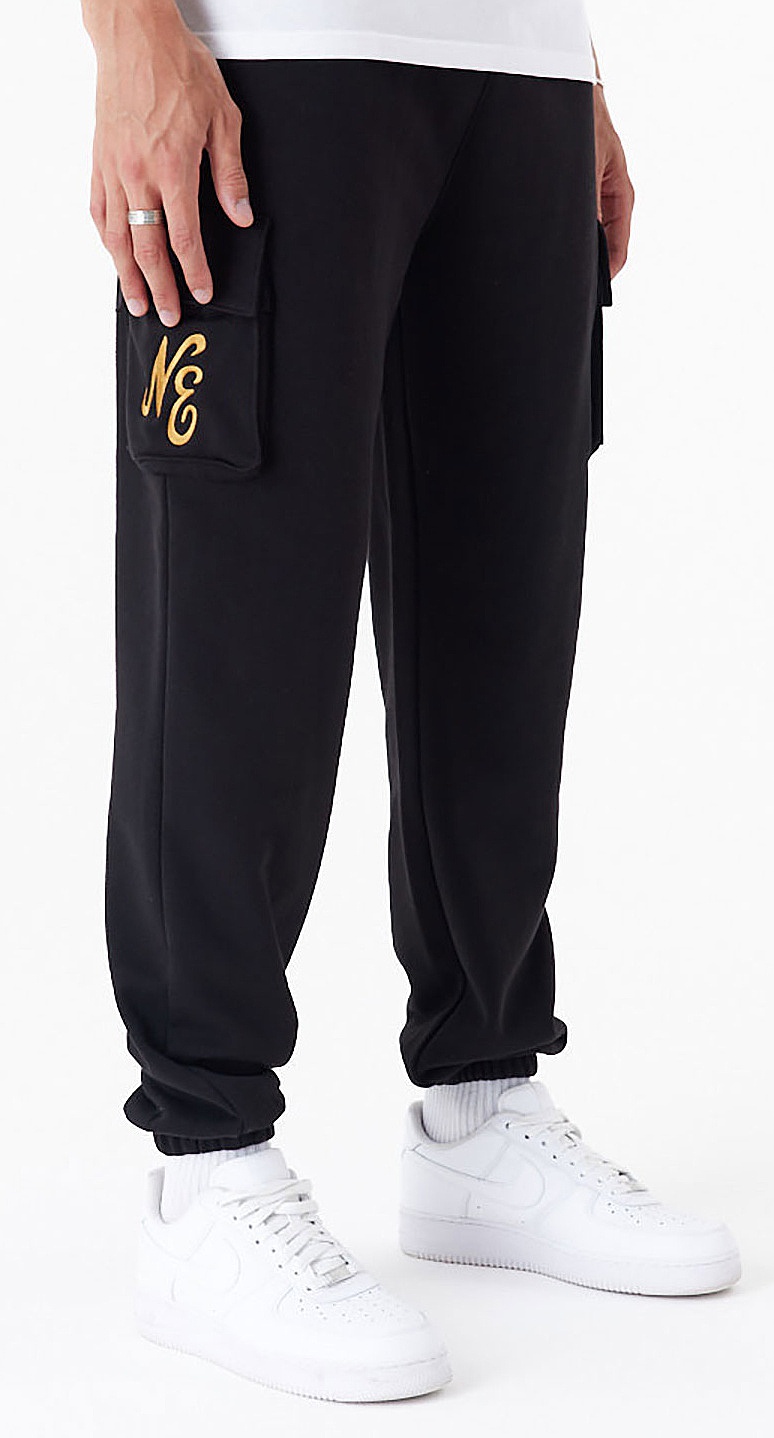survêtement New Era Script Cargo Joggers Branded - Black/Metallic Gold - men´s